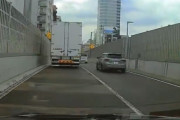 トラックと乗用車、どちらが悪いかで真っ二つに意見分かれる動画がこれ！