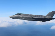 青森空港に自衛隊の「F-35A」2機が緊急着陸