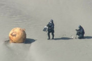 浜松の海岸に謎の鉄球　直径1.5m　爆発の恐れがあるため近づけず