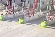 【動画】高速道路の料金所で撮影されたエグい事故。1人死亡。