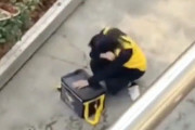 【動画】中国、弁当を配達して戻ったら当局に電動バイクが没収されていて、泣き出す女性配達員
