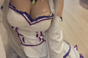 【画像あり】ぱちかす女子大生。まろ。さんがリゼロからエミリアのコスプレを披露