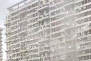 【動画】建設中のビルから大量の断熱材が飛ばされてしまう中国山西省。