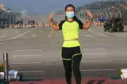 エアロビする女性の背後でクーデター発生？…ミャンマー国軍の動きが映り込み！