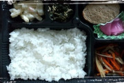 【画像】1500円の弁当が酷すぎると話題に