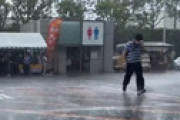 【動画】 コミケ会場、突然のゲリラ豪雨に襲われ屋外エリアが終わる… 「ビッグサイトの周りだけ豪雨なのほんと草」