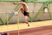 自分と同じ高さのハードルを軽々と超えていく男の動画がすごい。