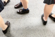 【画像】女子高生の靴下、どんどん短くなりついに靴下を履かない子も現れる