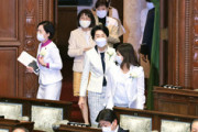 【野党議員】「白」を身につけ、森氏発言に抗議　本会議で
