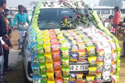 インドのウエディングカー最新事情、スナック菓子で車を覆い売店状態に