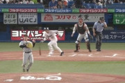 【GIF】巨人高梨、謎のプレーをしてしまう…