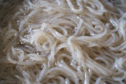 ラーメンの麺を糸コンニャクにすればヘルシーで女性にも人気出ると思う