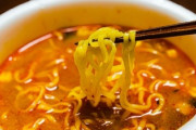 【悲報】彼女、カップ麺の汁を流しに捨てる　育ち悪すぎだろ