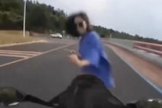 【動画】「きゃあ！」道路に飛び出したお姉ちゃんを跳ねてしまったライダーのヘルメットカム。