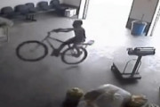 何キロ出てたｗｗｗ自転車でダイナミック入店してしまった少年の映像。