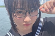 本田望結 めがね姿 セーラー服 お団子頭「チャコ役」ショット 再現度の高さにファン歓喜