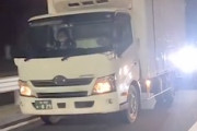【動画】これはキチガイ。トラックの後ろで延々とクラクションを鳴らし続けるアルファードｗｗｗ