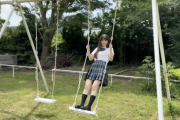 【乃木坂46】小川彩『TRIANGLE magazine』まさかの制服姿で"立ちブランコ" メイキング動画公開！！！