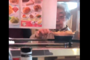 おばあちゃん　回転寿司屋でレーンに流れているポテトを普通につまみ食いしてしまう