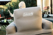 「アウトドアでも優雅にくつろごう！コールマンのエアカウチ」