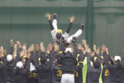 矢野監督、胴上げされる