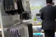 【動画】強者男性　商品にテープを貼られただけで女店員相手にキレ散らかす