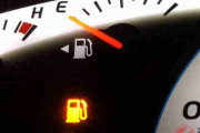 【これマジ？】車のガス欠、燃料警告灯の点灯後何キロ走れる！？　→　ガス欠時の正しい対処法が・・・