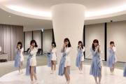 日向坂46、素晴らしいスタイルで生脚も披露！期別の集合写真オフショットが公開！【THE MUSIC DAY】