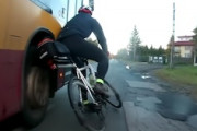バスの幅寄せ接触で殺されかけた自転車乗りの車載映像。あっぶねえ。