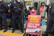 車椅子をねじ込んで電車の運行を妨害…　韓国で障害者団体の「過激すぎる抗議活動」が問題に