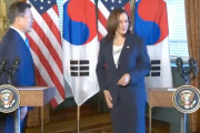 【動画】カマラ･ハリス米副大統領、韓国ムン大統領と握手後、思わず服で手を拭き拭き～！