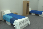 【悲報】東京五輪、選手をおもてなしする選手村のベッドとテーブルをご覧くださいｗｗｗｗ