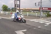 【群馬】その運転はどうなの。赤信号から飛び出した白バイにヒヤッとさせられた車載。