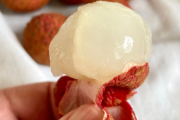 ライチって初めて生の本物食べたけどクソ不味くね？？？？？