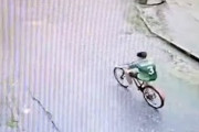 【事故】自転車の背暗号3番が激しくはね飛ばされてしまう事故の瞬間。