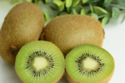 キウイ「剥くのめんどいです、味そこそこです、口の中イタイタになります」←天下取れた理由