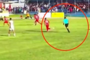 【動画】サッカーの試合中に主審がおかしな倒れ方をしてしまう(@_@;)