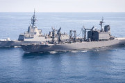 海自補給艦「はまな」は、東シナ海でオーストラリア海軍駆逐艦「ホバート」と共同訓練！