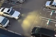 【悲報】駐車場代をケチった車さん、報いを受ける。ダサくて草ｗｗｗｗ