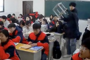 【動画】教室内暴力。授業中に突然椅子を持ち出した生徒が別の生徒の頭をバチコーンしてしまう。