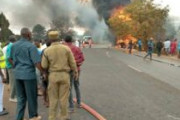 【画像あり】タンクローリーが事故後に爆発、燃料を集めようと現場に駆け付けた住民５７人死亡　たばこの火が原因か　タンザニア