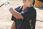 阪神　熊谷敬宥、誕生日に岡田彰布監督から直接指導　バースデーボードを持ったファンが声援