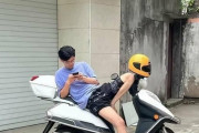 【見える】美脚女さんと男がバイクで2ケツしてる画像