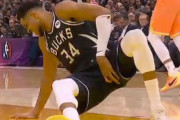 【NBA】ヤニス、不自然な転倒からロッカールームへ直行