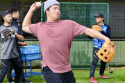 カープ菊池の自主トレにヤクルト村上が合流！守備の極意を伝授！矢野の長打力UPにも期待