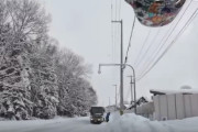 【動画】雪で止まれない外国人のバス運転手さん、軽自動車を潰してしまう
