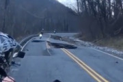【動画】完全崩壊した道路を難なく乗り越えるバイク乗りが強いｗｗｗ