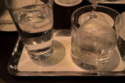小洒落たバーでグラスに丸い氷が入ったウイスキー頼んだらいくらくらいや？