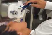 「動画が炎上してほしかった」カラオケでソフトクリーム製造機に口を近づけて直接食べる動画を撮影した男女３人を逮捕