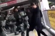 【動画】香港の妊婦さん、警官に囲まれてボコボコにされる